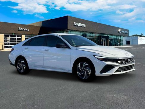 New 2025 Hyundai Elantra SEL image 11