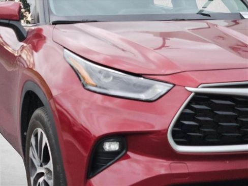 Used 2022 Toyota Highlander XLE FWD image 4