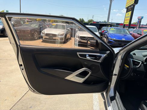 Used 2017 Hyundai Veloster Value Edition FWD image 12