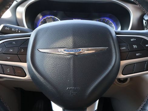 Used 2017 Chrysler Pacifica Touring-L Plus FWD image 16