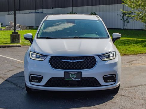 Used 2023 Chrysler Pacifica Touring-L FWD image 2