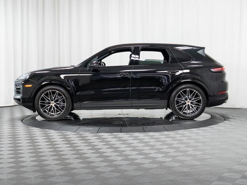 Used 2025 Porsche Cayenne AWD/4WD image 29