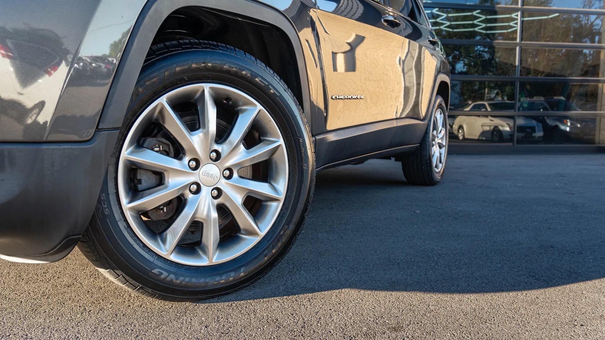 Used 2018 Jeep Cherokee Limited AWD/4WD image 10