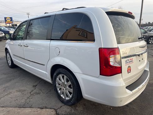 Used 2016 Chrysler Town & Country Touring w/ Driver Convenience Group image 3