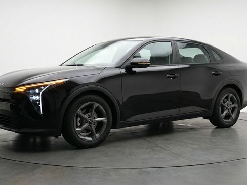 Used 2025 Kia K4 LXS image 3