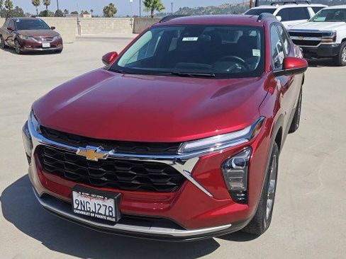 Used 2025 Chevrolet Trax LT w/ Driver Confidence Package FWD image 3