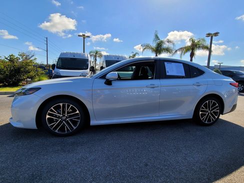 Used 2025 Toyota Camry XLE FWD image 7