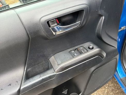 Used 2018 Toyota Tacoma TRD Off-Road image 12