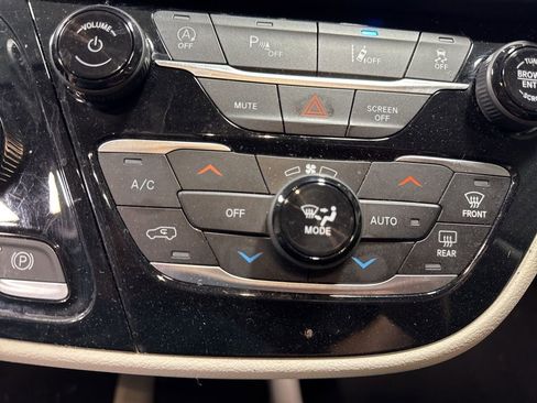 Used 2023 Chrysler Pacifica Touring-L image 22