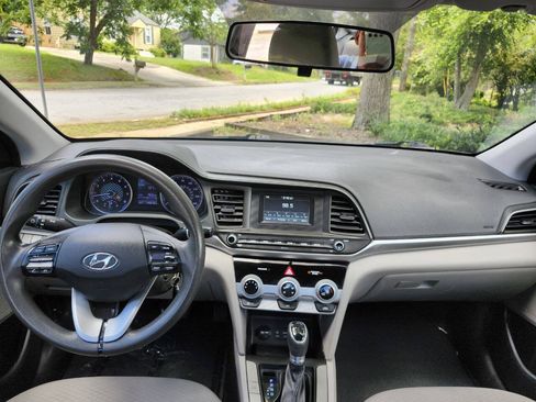 Used 2019 Hyundai Elantra SE FWD image 11
