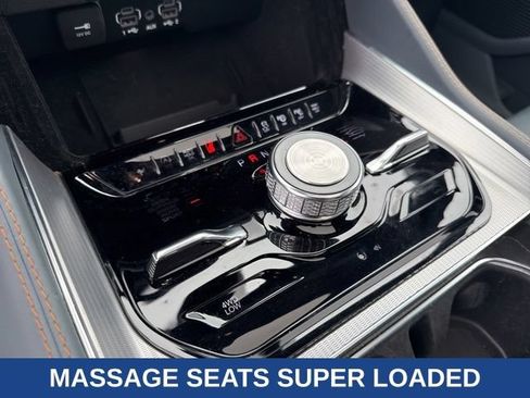 Used 2023 Jeep Grand Wagoneer L Series II w/ Premium Group II AWD/4WD image 9