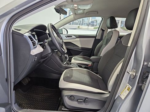 Certified 2025 Volkswagen Taos SE FWD image 16