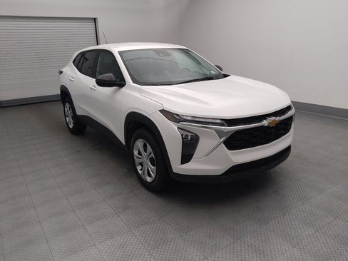 Used 2025 Chevrolet Trax LS FWD image 14