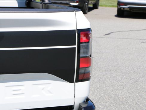 Used 2024 Nissan Frontier SV w/ Hardbody Edition AWD/4WD image 6