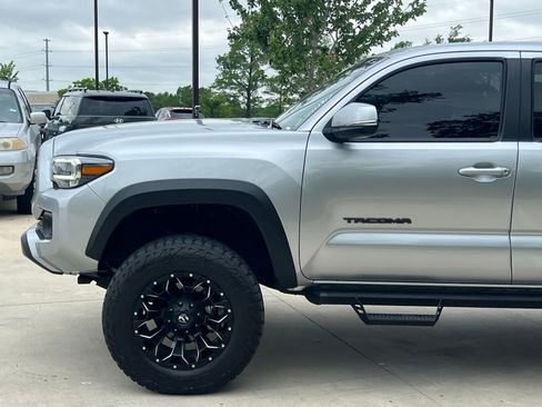 Used 2022 Toyota Tacoma TRD Off-Road image 8