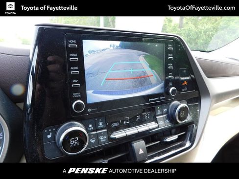 Used 2022 Toyota Highlander XLE AWD/4WD image 14