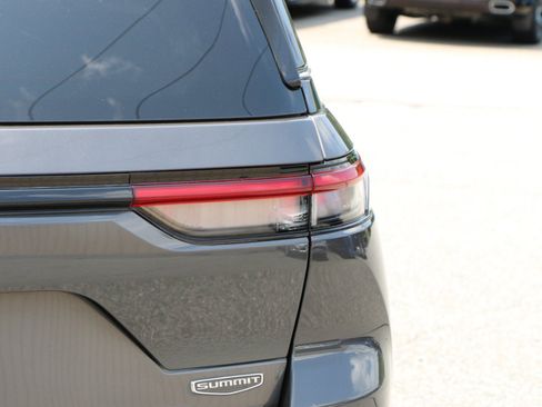 Used 2022 Jeep Grand Cherokee Summit AWD/4WD image 7