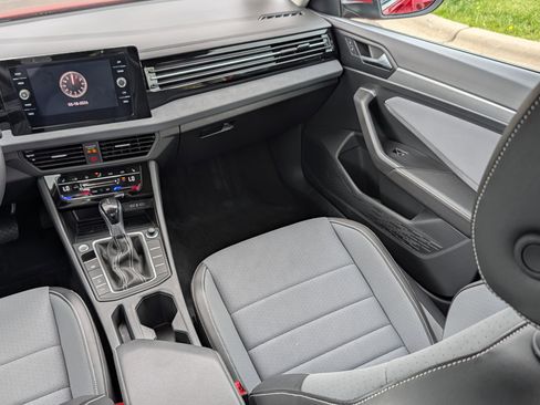 Used 2025 Volkswagen Jetta SE FWD image 11