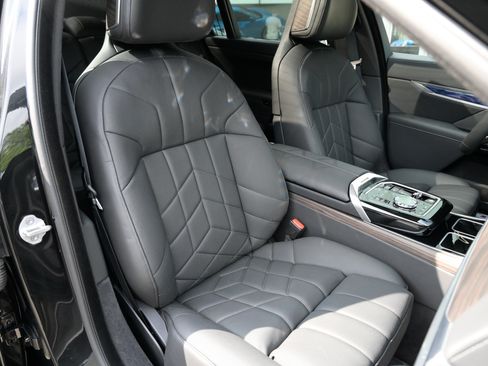 Used 2025 BMW 760i xDrive w/ Autobahn Package AWD/4WD image 54