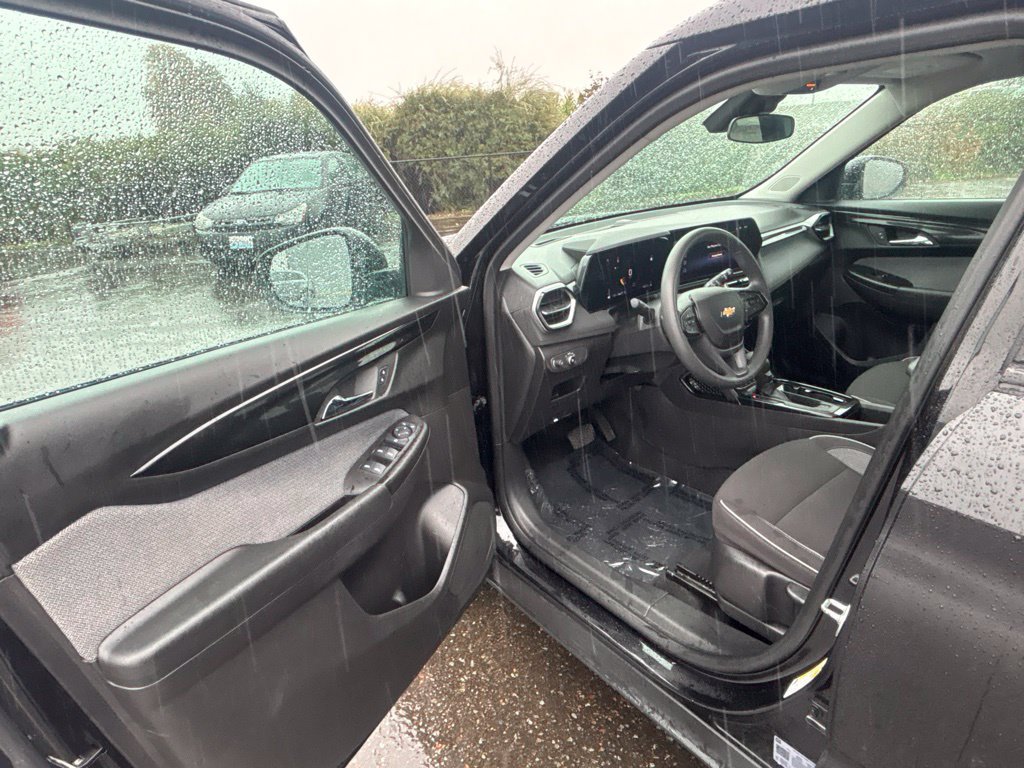 Used 2025 Chevrolet TrailBlazer LT AWD/4WD image 32
