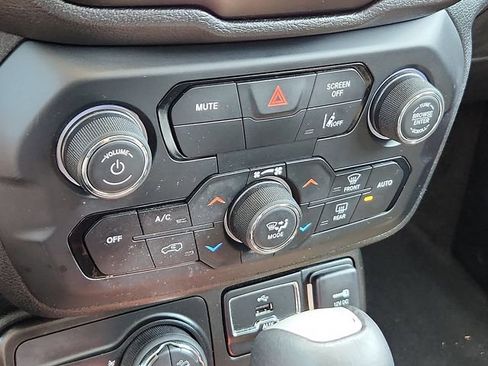 Used 2022 Jeep Renegade Trailhawk AWD/4WD image 10