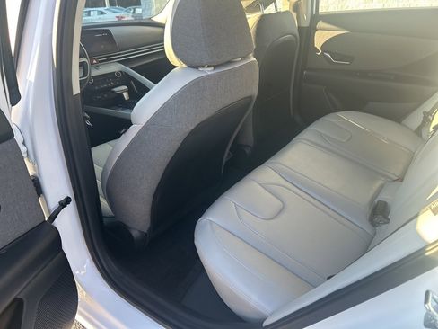 Used 2025 Hyundai Elantra Limited image 32