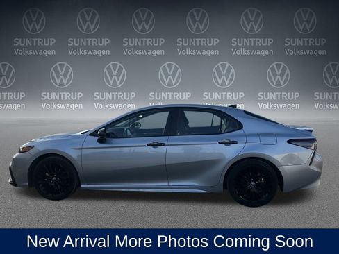 Used 2022 Toyota Camry SE image 2