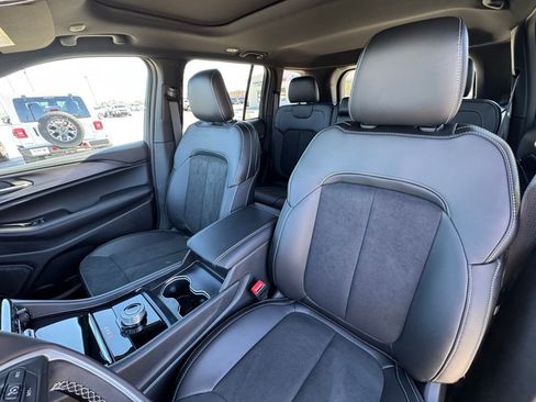 New 2025 Jeep Grand Cherokee Altitude image 18