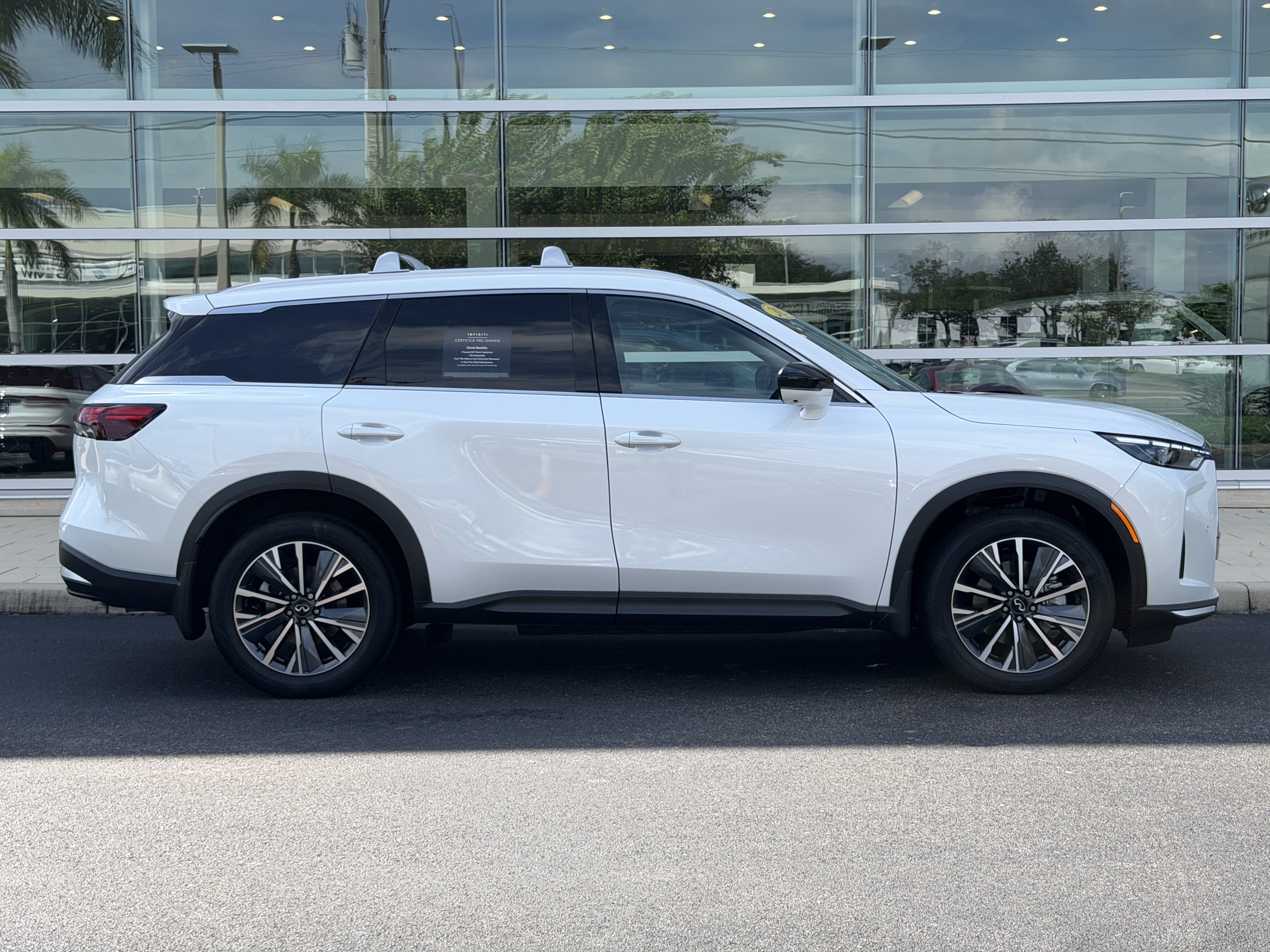 Certified 2027 INFINITI QX60 Luxe w/ Family Package FWD image 8