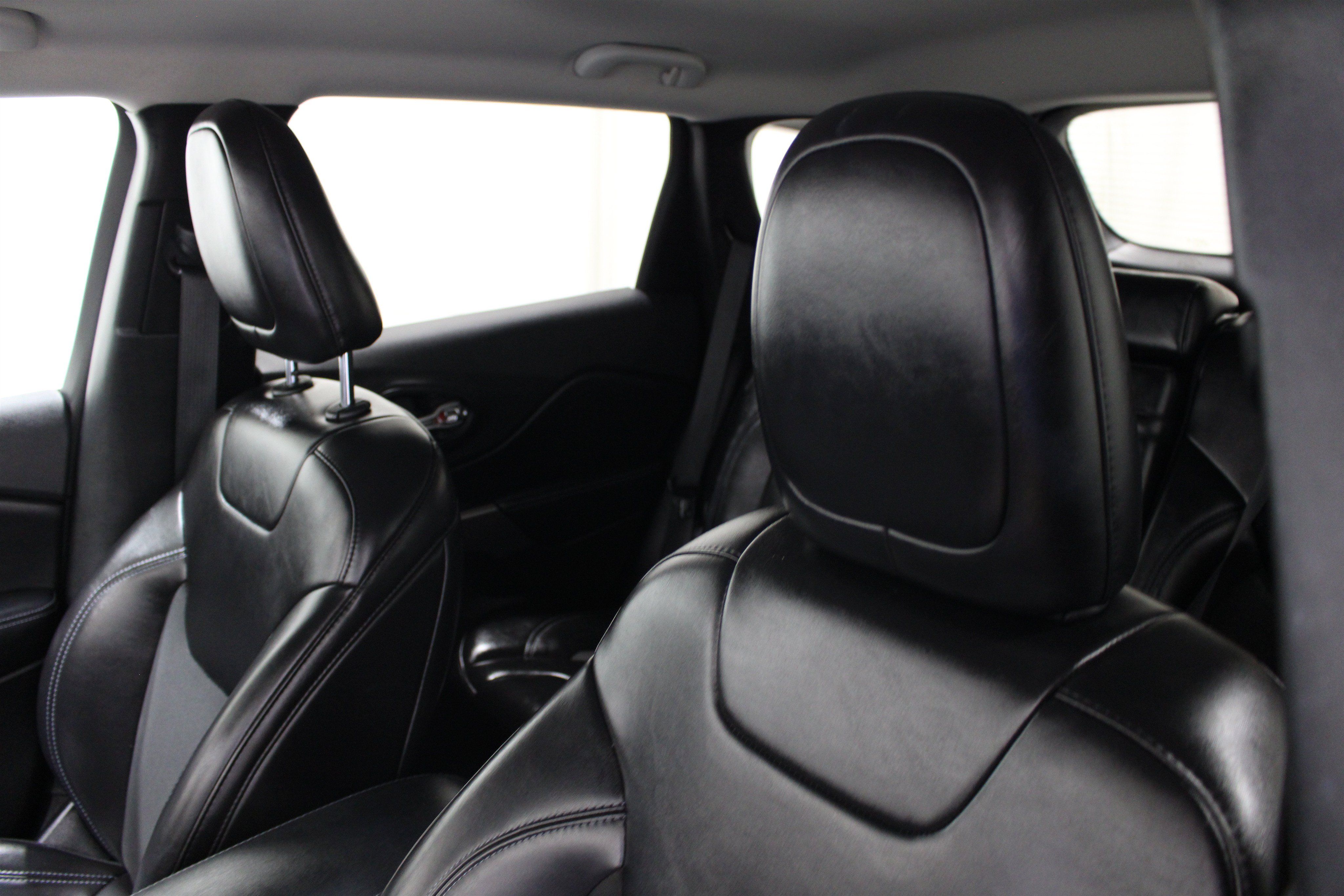 Used 2019 Jeep Cherokee Latitude Plus w/ Cold Weather Group FWD image 4