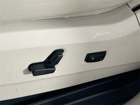 Used 2016 Chrysler Town & Country Touring-L image 17