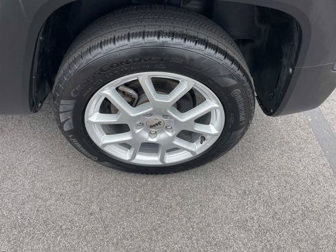 Used 2023 Jeep Renegade Latitude AWD/4WD image 14
