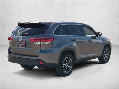 Used 2019 Toyota Highlander LE FWD image 5