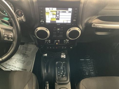 Used 2018 Jeep Wrangler Unlimited Rubicon w/ Cold Weather Group AWD/4WD image 11