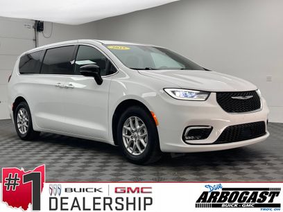 Used 2025 Chrysler Pacifica Select