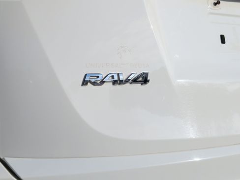 Used 2018 Toyota RAV4 XLE w/ Plus Extra Value Package FWD image 11