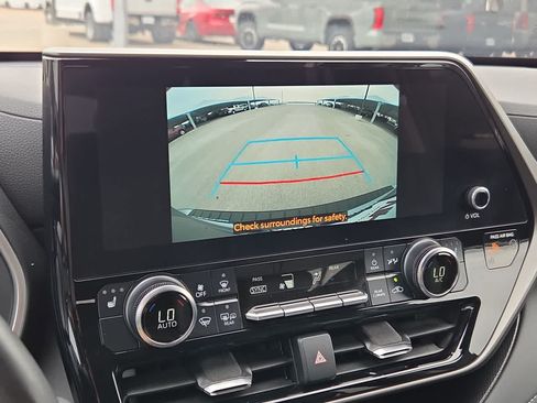 Certified 2024 Toyota Highlander XLE FWD image 24