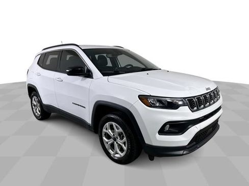 Used 2025 Jeep Compass Latitude AWD/4WD image 2