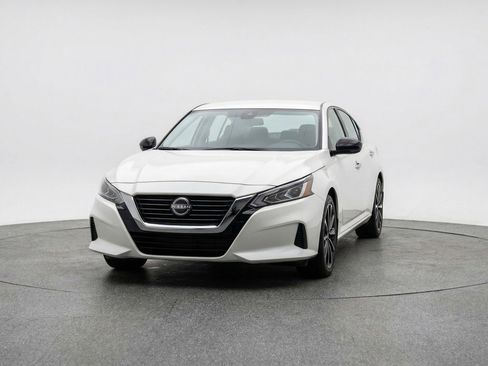 Used 2025 Nissan Altima 2.5 SV image 2