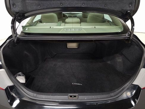 Used 2011 Toyota Camry XLE image 8