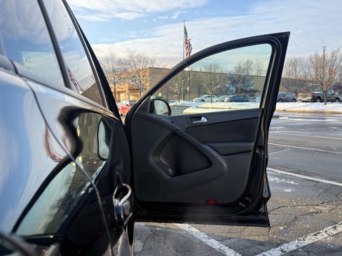 Used 2016 Volkswagen Tiguan S image 33