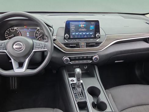 Used 2025 Nissan Altima 2.5 SV FWD image 12