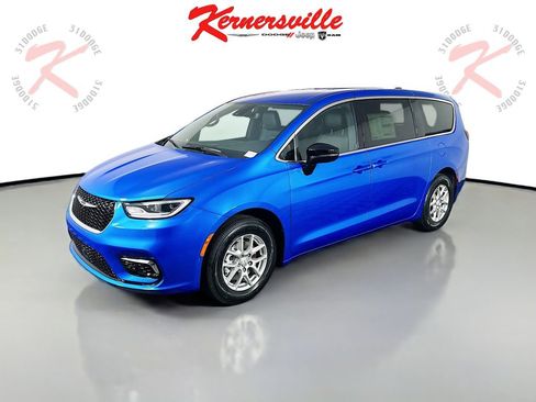 New 2026 Chrysler Pacifica Select image 3