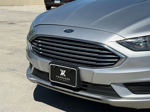 Used 2018 Ford Fusion SE image 3