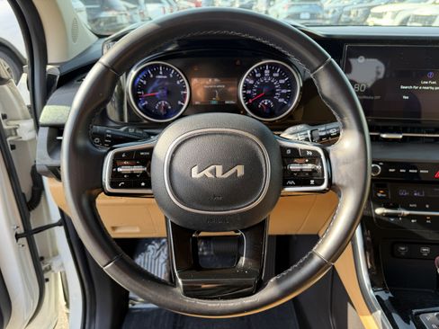 Used 2022 Kia Carnival EX FWD image 18