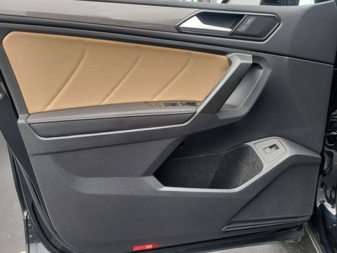 Used 2024 Volkswagen Tiguan SE w/ Panoramic Sunroof Package FWD image 14