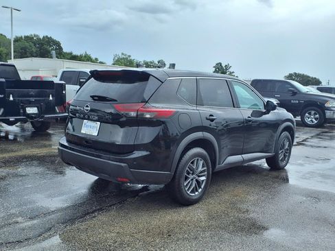Used 2024 Nissan Rogue S FWD image 2