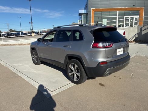 Used 2019 Jeep Cherokee Limited image 3