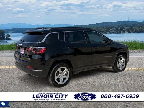 Used 2024 Jeep Compass Latitude AWD/4WD image 3