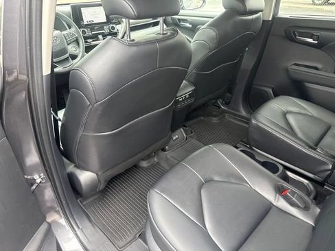 Used 2025 Toyota Highlander XLE FWD image 21